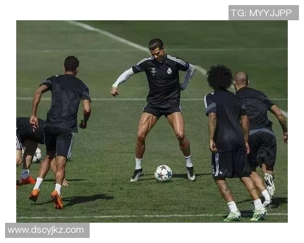 肌肉足球明星：强健体魄与赛场风采的完美融合展现